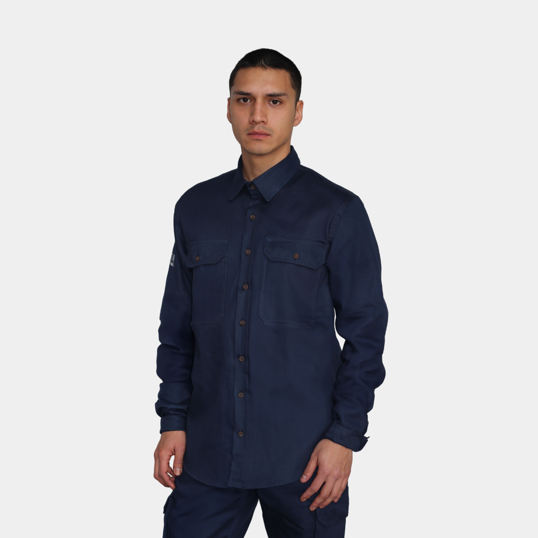 Hombre usando camisa ignífuga FIREWEAR® azul marino en vista frontal de cuerpo completo.