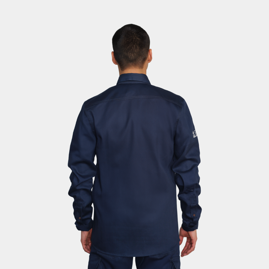 Hombre usando camisa ignífuga FIREWEAR® azul marino en vista posterior superior.