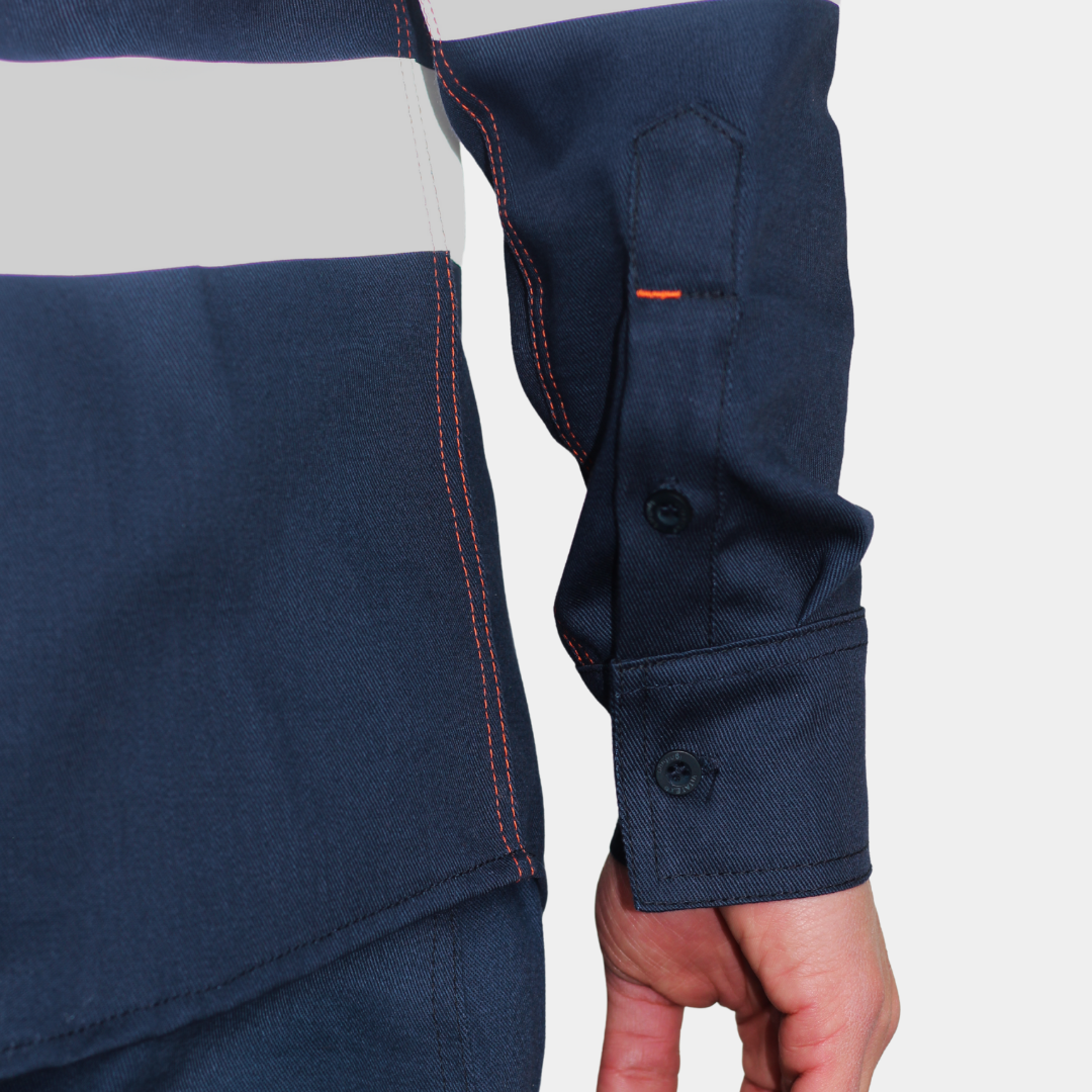 Detalle de bolsillo de manga de camisa ignífuga FIREWEAR® bicolor naranjo y azul para hombre.