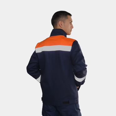Hombre usando chaqueta ignífuga FIREWEAR® bicolor azul y naranjo en vista posterior.
