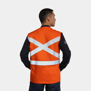 Detalle de puño de geólogo ignífugo FIREWEAR® bicolor naranjo y azul para hombre.