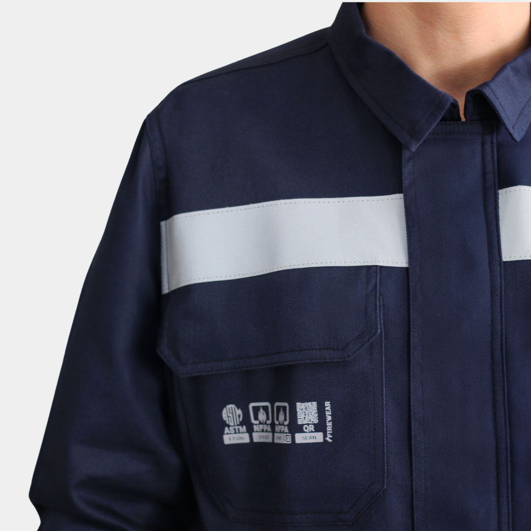 Hombre usando overol ignífugo FIREWEAR® azul marino en vista frontal superior.