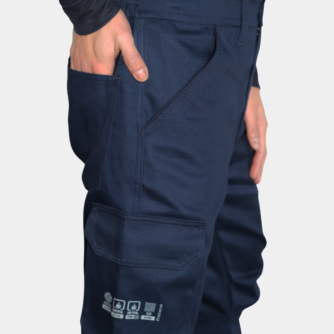 Detalle de bolsillo lateral de pantalón ignífugo FIREWEAR® azul marino para hombre.