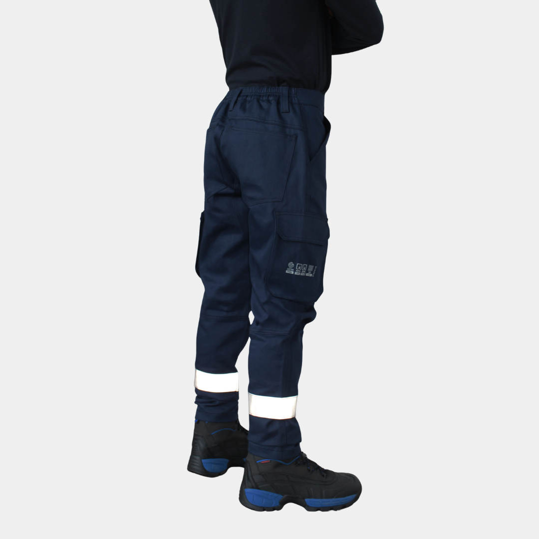 Vista frontal de piernas con pantalón ignífugo FIREWEAR® azul marino para hombre.
