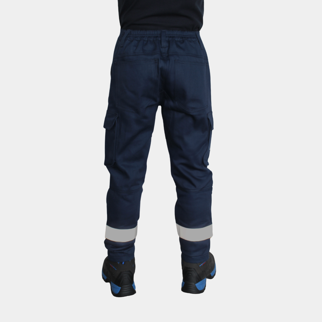 Vista posterior de piernas con pantalón ignífugo FIREWEAR® azul marino para hombre.