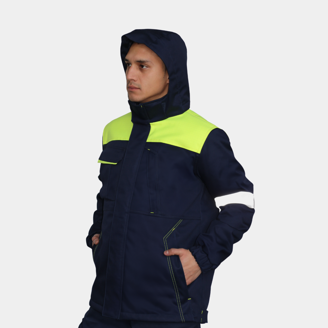 Hombre usando parka ignífuga impermeable FIREWEAR® bicolor azul y amarillo en vista frontal con capucha.