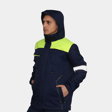 Hombre usando parka ignífuga impermeable FIREWEAR® bicolor azul y amarillo en vista frontal con capucha.