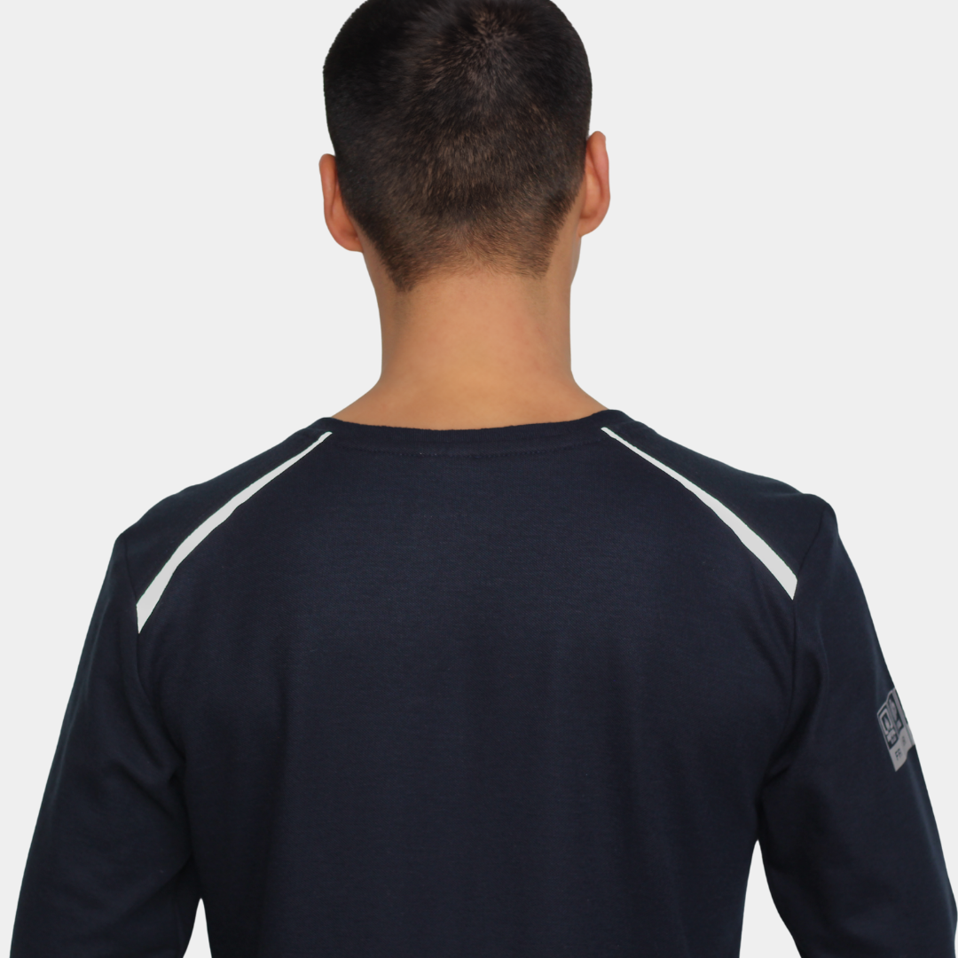 Hombre usando polera ignífuga FIREWEAR® azul marino de cuello redondo en vista posterior superior.