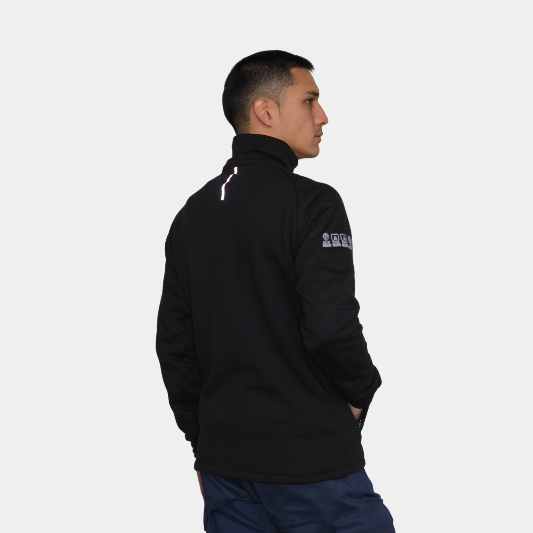 Hombre usando polerón ignífugo FIREWEAR® negro en vista posterior tres cuartos.