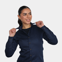 Detalle de cuello de blusa ignífuga FIREWEAR® azul marino para mujer.