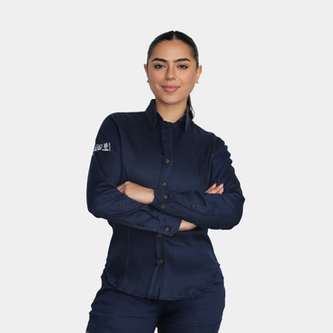 Mujer usando blusa ignífuga FIREWEAR® azul marino en vista frontal.