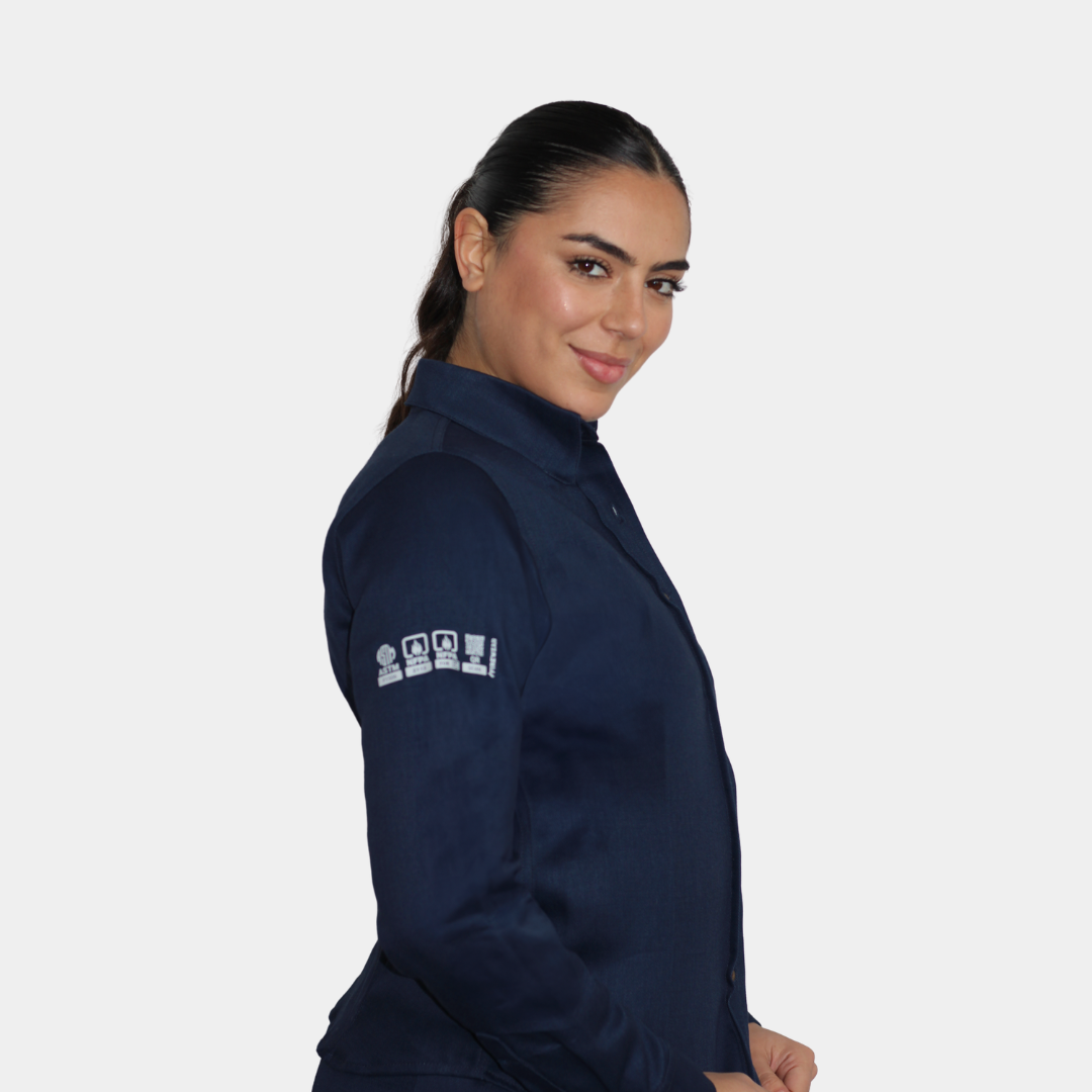 Mujer usando blusa ignífuga FIREWEAR® azul marino en vista lateral tres cuartos.