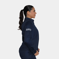 Mujer usando blusa ignífuga FIREWEAR® azul marino en vista lateral.