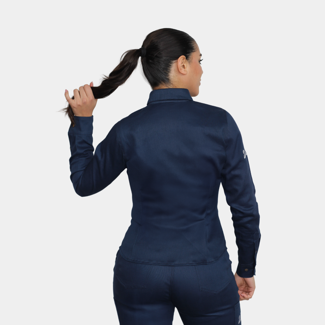 Mujer usando blusa ignífuga FIREWEAR® azul marino en vista posterior tres cuartos.