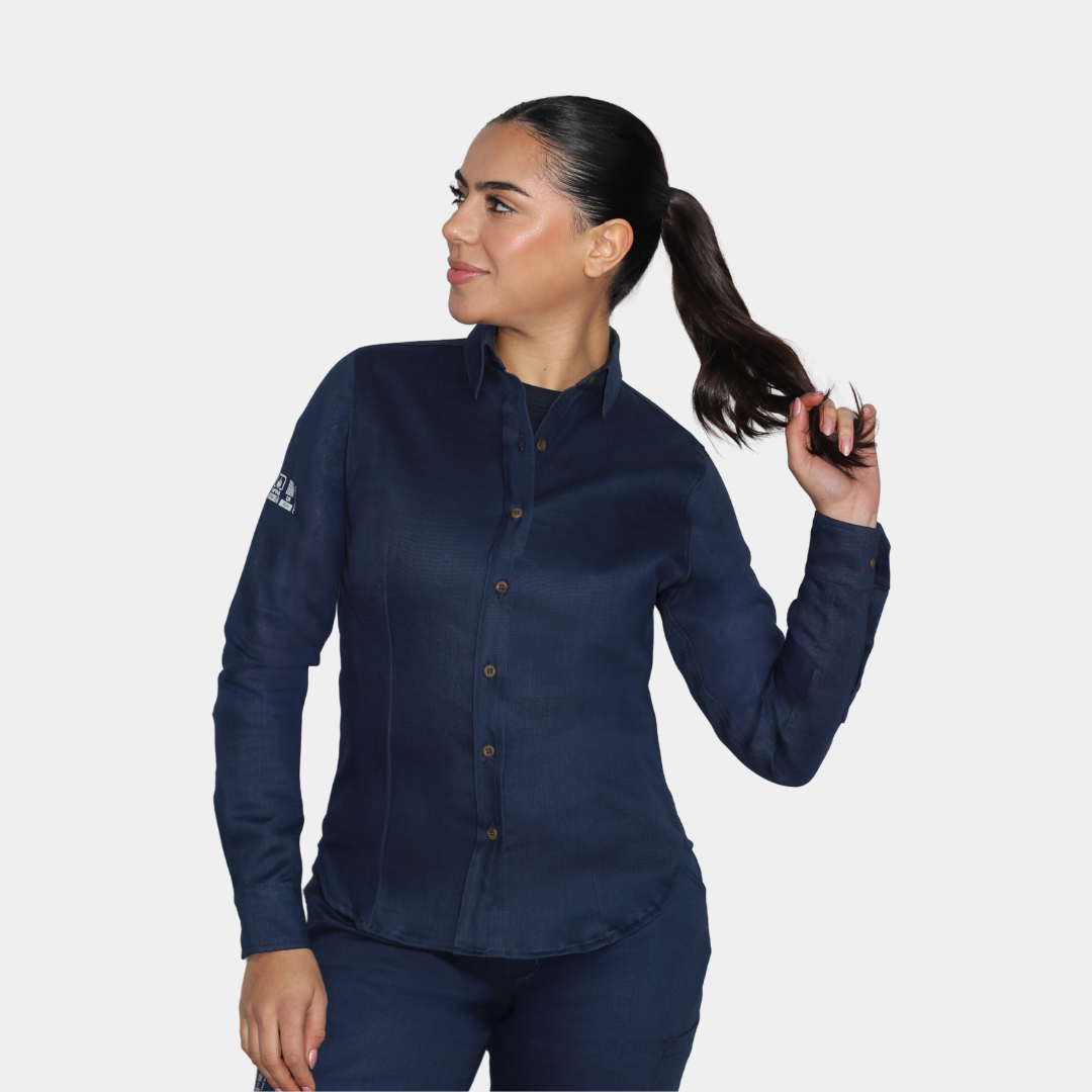 Mujer usando blusa ignífuga FIREWEAR® azul marino en vista tres cuartos.