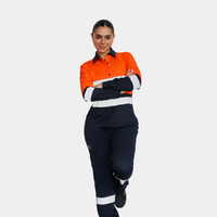 Mujer usando blusa ignífuga FIREWEAR® bicolor naranjo y azul en vista frontal de cuerpo completo.