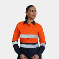 Mujer usando blusa ignífuga FIREWEAR® bicolor naranjo y azul en vista frontal.