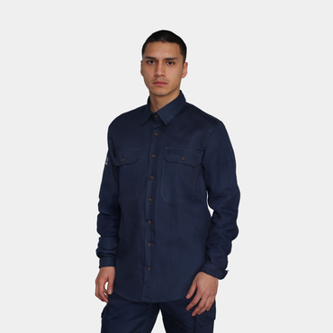 Hombre usando camisa ignífuga FIREWEAR® azul marino en vista frontal de cuerpo completo.