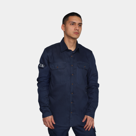 Hombre usando camisa ignífuga FIREWEAR® azul marino en vista frontal tres cuartos.