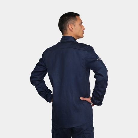 Hombre usando camisa ignífuga FIREWEAR® azul marino en vista posterior de cuerpo completo.