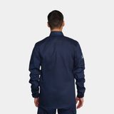 Hombre usando camisa ignífuga FIREWEAR® azul marino en vista posterior superior.