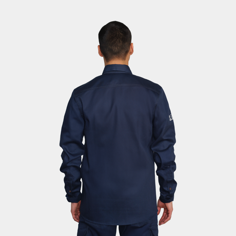 Hombre usando camisa ignífuga FIREWEAR® azul marino en vista posterior superior.