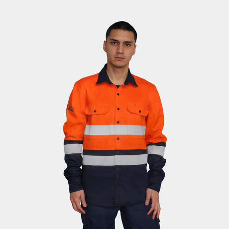 Hombre usando camisa ignífuga FIREWEAR® bicolor naranjo y azul en vista frontal.