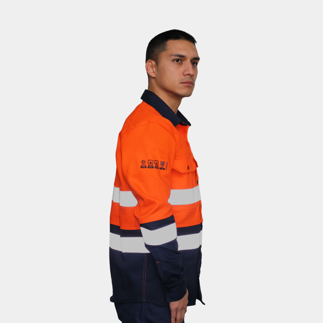Hombre usando camisa ignífuga FIREWEAR® bicolor naranjo y azul en vista lateral.