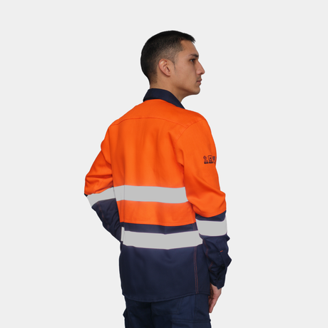 Hombre usando camisa ignífuga FIREWEAR® bicolor naranjo y azul en vista posterior tres cuartos.