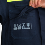 Detalle de bolsillo inferior de chaqueta ignífuga FIREWEAR® bicolor azul y amarillo para hombre.