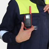 Detalle de bolsillo para radio de chaqueta ignífuga FIREWEAR® bicolor azul y amarillo para mujer.