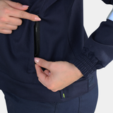Detalle de cierre frontal de chaqueta ignífuga FIREWEAR® bicolor azul y amarillo para mujer.