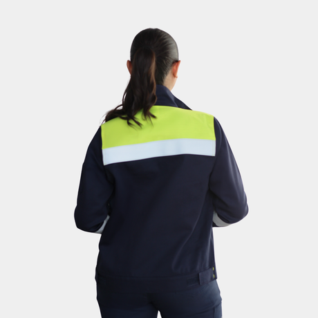 Mujer usando chaqueta ignífuga FIREWEAR® bicolor azul y amarillo en vista posterior.