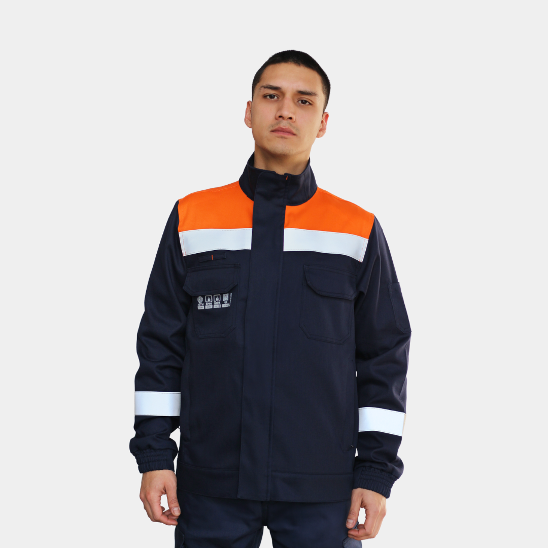 Hombre usando chaqueta ignífuga FIREWEAR® bicolor azul y naranjo en vista frontal.