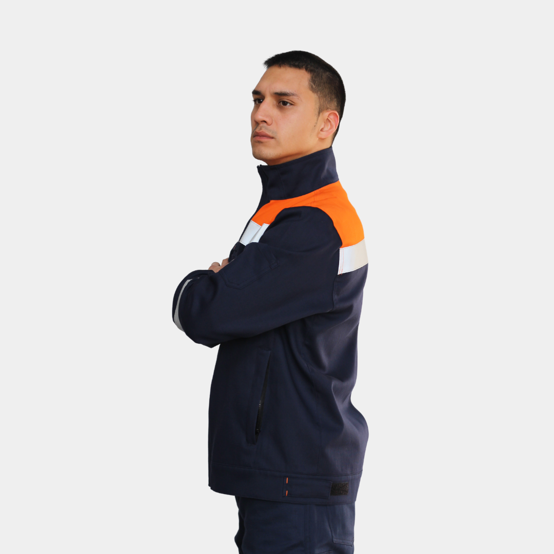 Hombre usando chaqueta ignífuga FIREWEAR® bicolor azul y naranjo en vista lateral.