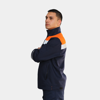 Hombre usando chaqueta ignífuga FIREWEAR® bicolor azul y naranjo en vista lateral.