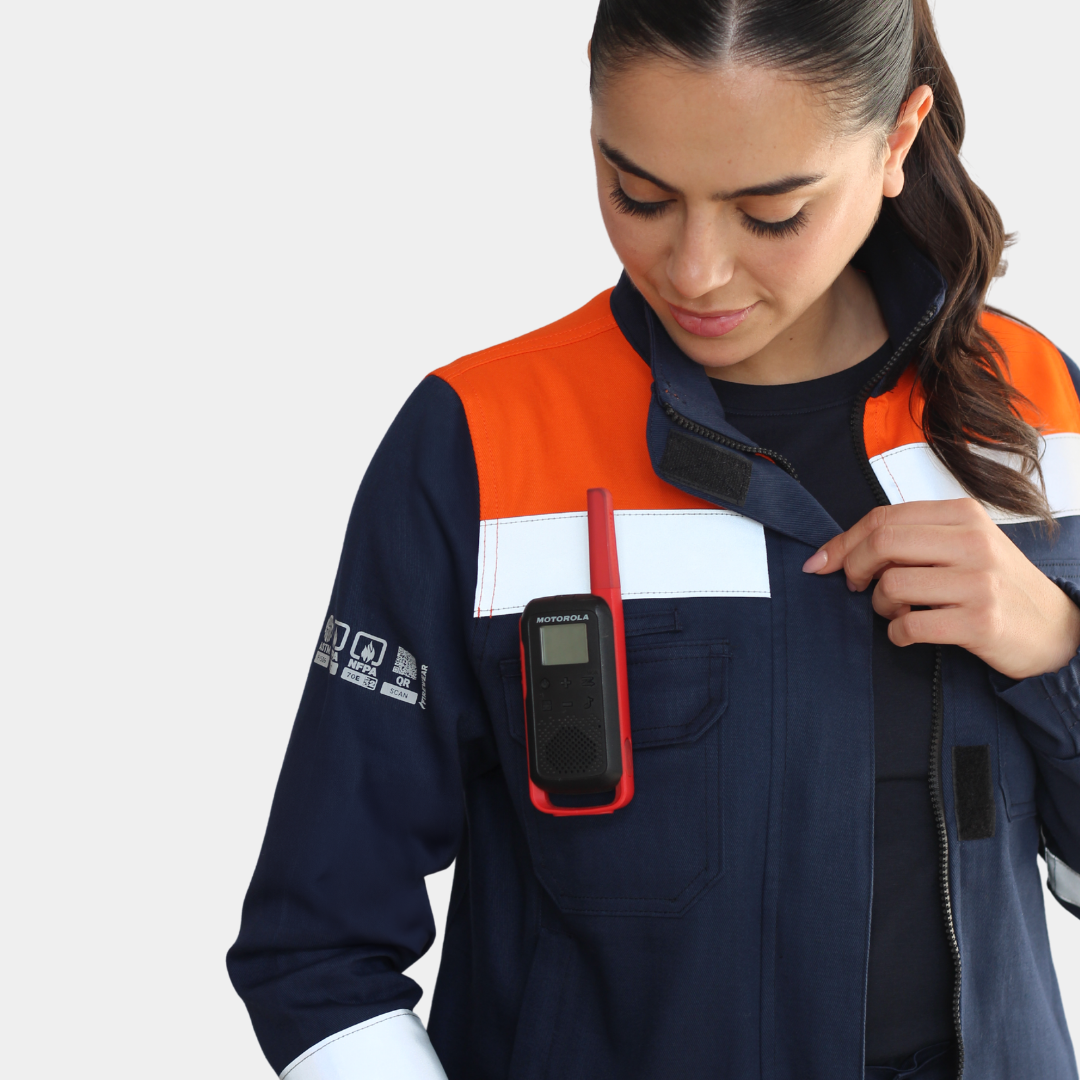 Detalle de bolsillo para radio de chaqueta ignífuga FIREWEAR® bicolor azul y naranjo para mujer.