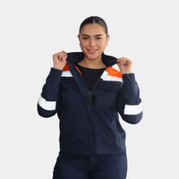 Detalle de cuello de chaqueta ignífuga FIREWEAR® bicolor azul y naranjo para mujer.