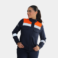 Mujer usando chaqueta ignífuga FIREWEAR® bicolor azul y naranjo en vista frontal.