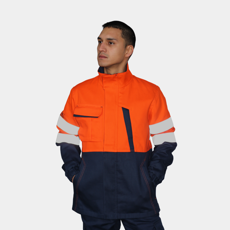 Hombre usando chaqueta ignífuga FIREWEAR® bicolor naranjo y azul en vista frontal.