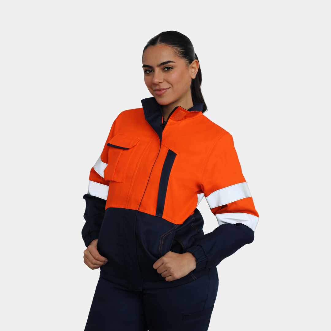 Mujer usando chaqueta ignífuga FIREWEAR® bicolor naranjo y azul en vista frontal.