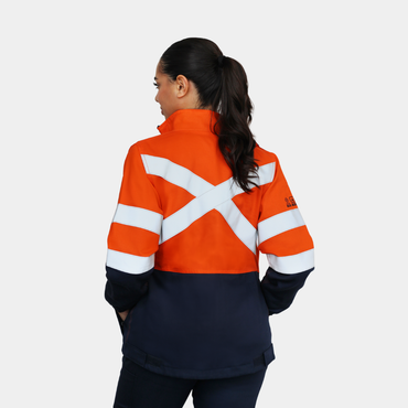 Mujer usando chaqueta ignífuga FIREWEAR® bicolor naranjo y azul en vista posterior.