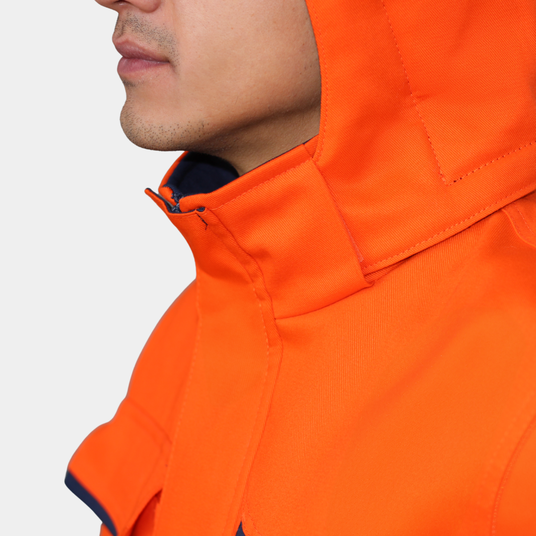 Detalle de cuello de chaqueta térmica ignífuga FIREWEAR® bicolor naranjo y azul para hombre.