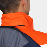 Detalle de forro interior de chaqueta térmica ignífuga FIREWEAR® bicolor naranjo y azul para hombre.