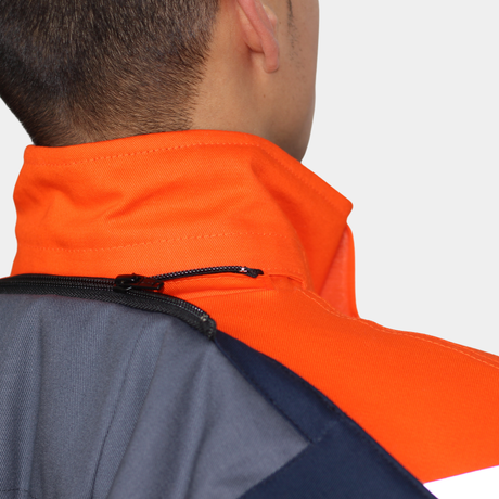 Detalle de forro interior de chaqueta térmica ignífuga FIREWEAR® bicolor naranjo y azul para hombre.