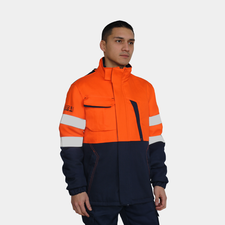 Hombre usando chaqueta térmica ignífuga FIREWEAR® bicolor naranjo y azul en vista frontal superior.