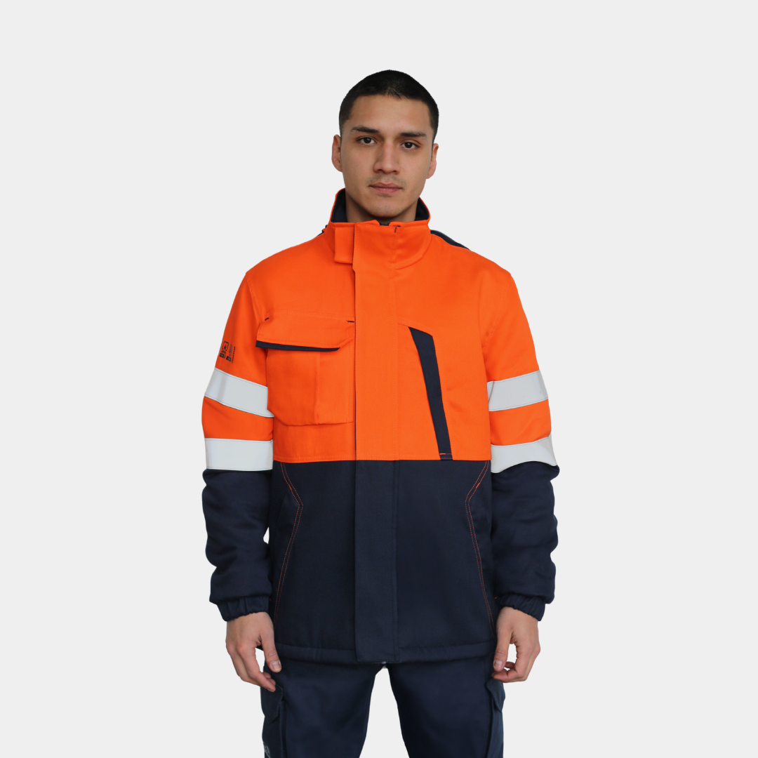 Hombre usando chaqueta térmica ignífuga FIREWEAR® bicolor naranjo y azul en vista frontal.