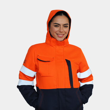 Mujer usando chaqueta térmica ignífuga FIREWEAR® bicolor naranjo y azul en vista frontal con capucha.