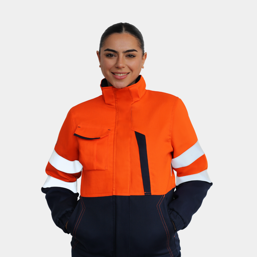 Mujer usando chaqueta térmica ignífuga FIREWEAR® bicolor naranjo y azul en vista frontal.
