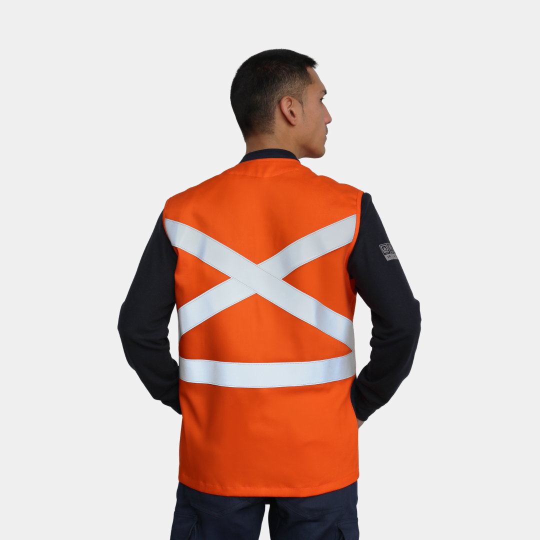 Detalle de puño de geólogo ignífugo FIREWEAR® bicolor naranjo y azul para hombre.